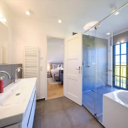 Reetland Am - Luxusplus Reetdachvilla Mit 4 Schlafzimmern, Aussensauna, Loungebereich Und Kamin H12 * Dranske