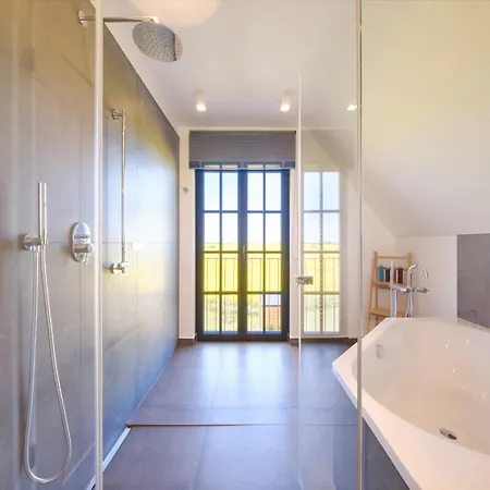 Reetland Am - Luxusplus Reetdachvilla Mit 4 Schlafzimmern, Aussensauna, Loungebereich Und Kamin H12 * Dranske