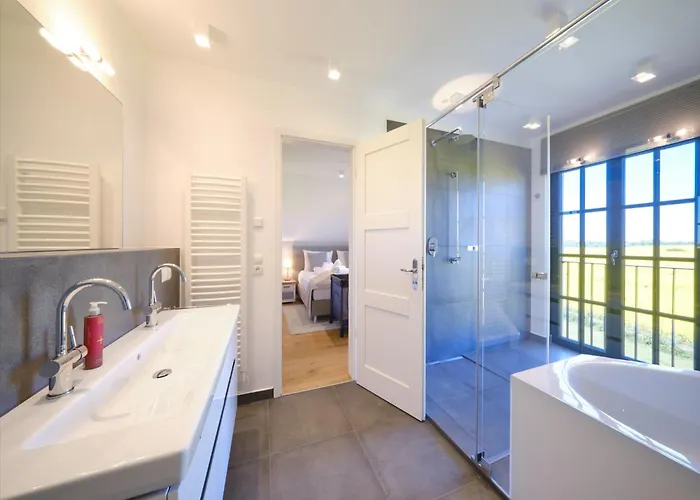 Reetland Am - Luxusplus Reetdachvilla Mit 4 Schlafzimmern, Aussensauna, Loungebereich Und Kamin H12 * Dranske