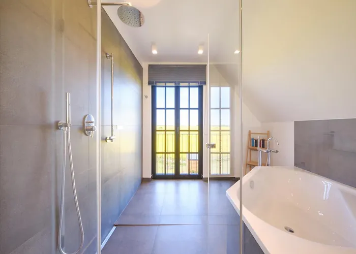 Reetland Am - Luxusplus Reetdachvilla Mit 4 Schlafzimmern, Aussensauna, Loungebereich Und Kamin H12 * Dranske